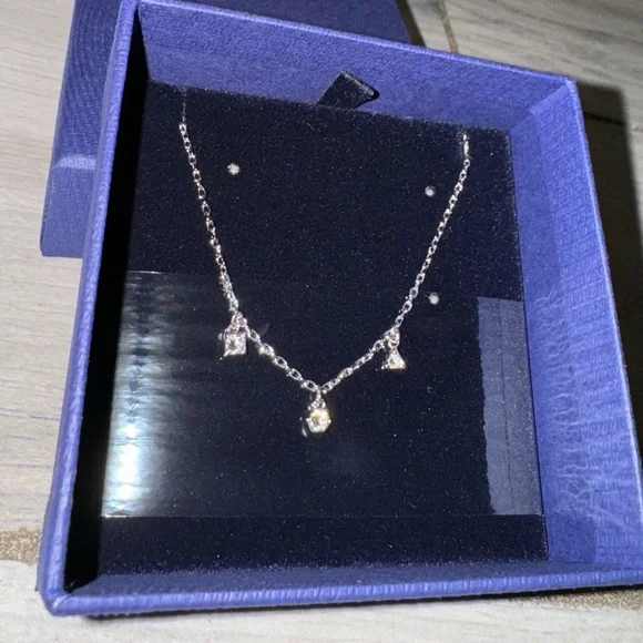 Gorgeous Swarovski Simple Necklace - Picture 7 of 7
